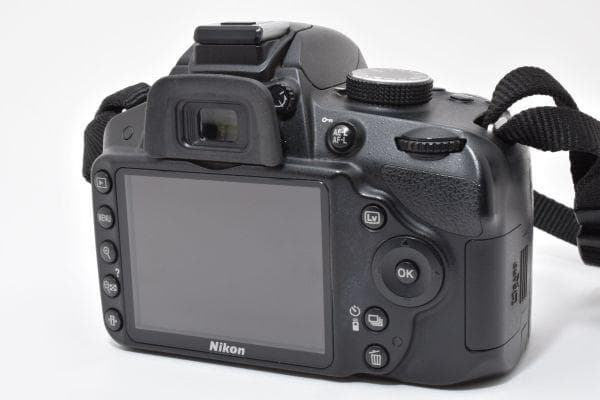 【美品】ニコン Nikon D3200 ボディ　《ショット数6200回》元箱付