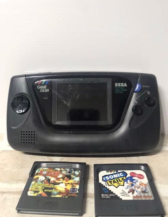 レア！SEGA GAME GEAR カセット二個付き　ゲームギア　セガ　希少 美品】希少SEGA GAME GEAR ゲーム・ギア イエロー完品 - メルカリ