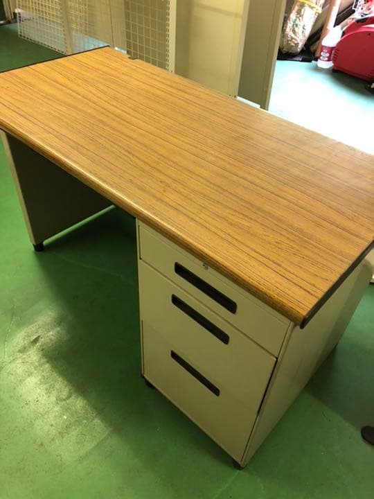 カッシーナ CASSINA KICK サイドテーブル 赤 昇降式 ジャンクの通販は