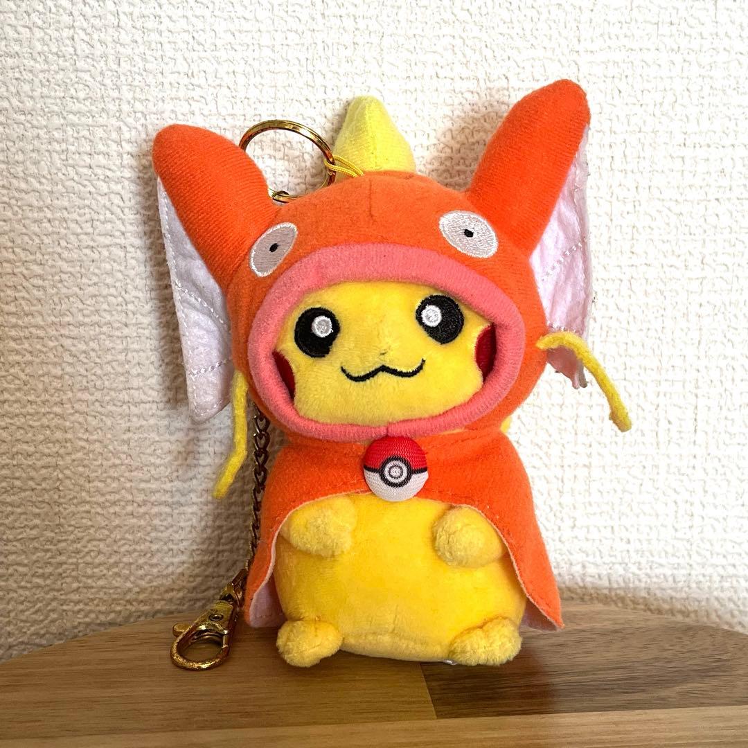 ポケモンセンター ポンチョを着たピカチュウ コイキング キーホルダー