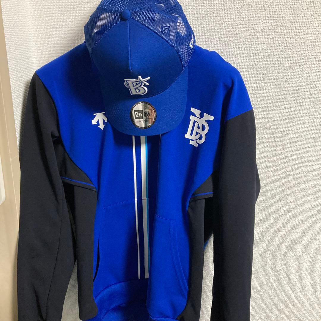 デサント横浜DeNAベイスターズ　オーセンティックパーカーSサイズ　キャップ付き 新デザインのオーセンティックチームウェアやトレーニングキャップなど