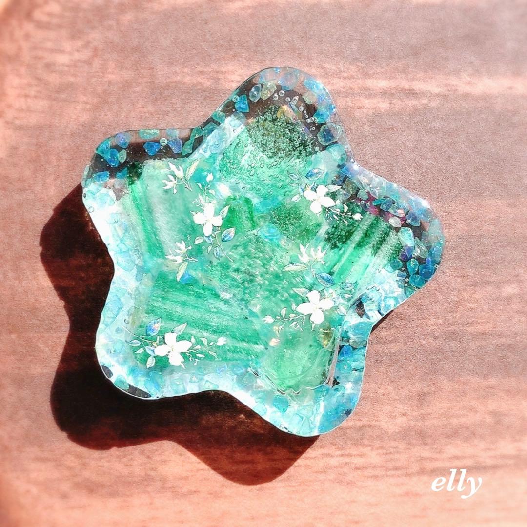 sawasawa様】1256.琉球ガラス 夜桜 じゃれ猫 レジン チャーム - メルカリ