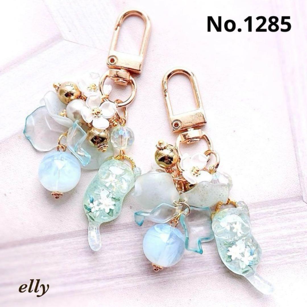 sawasawa様】1256.琉球ガラス 夜桜 じゃれ猫 レジン チャーム - メルカリ