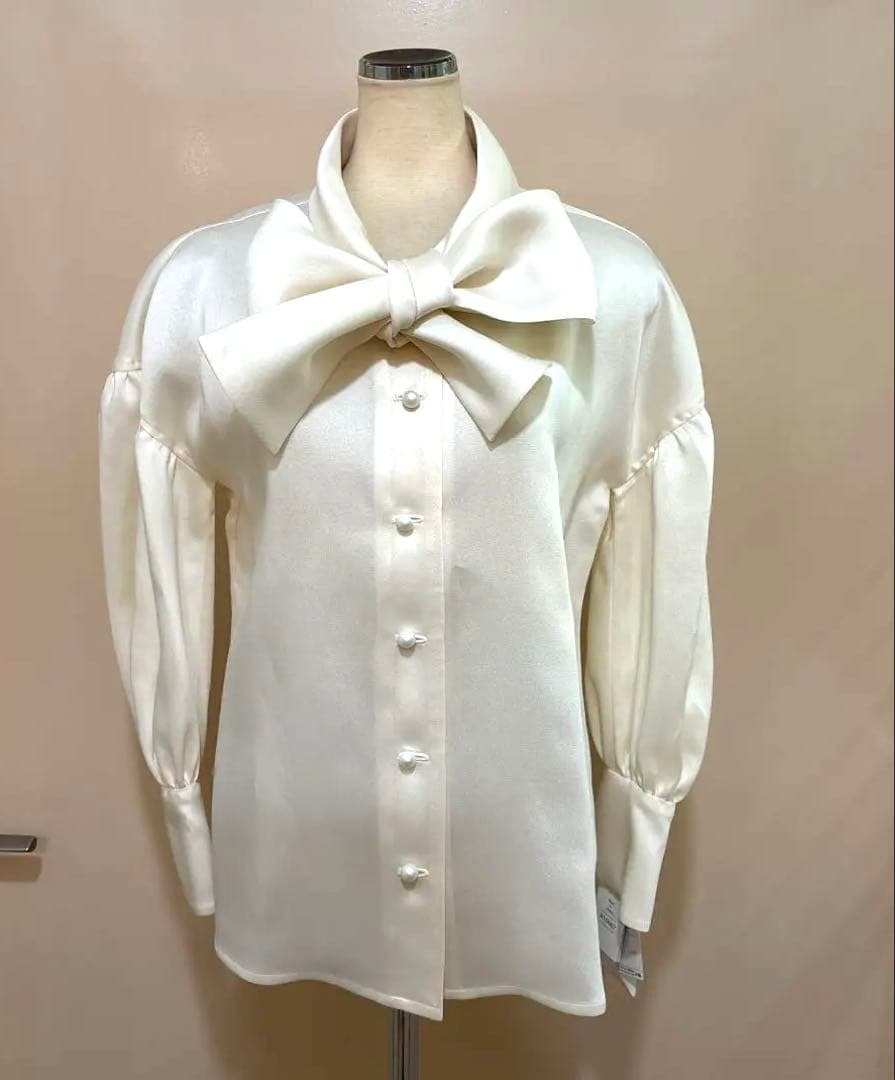 新品タグ付きエムズグレイシー（M'S GRACY）リボン付きブラウス 入学式