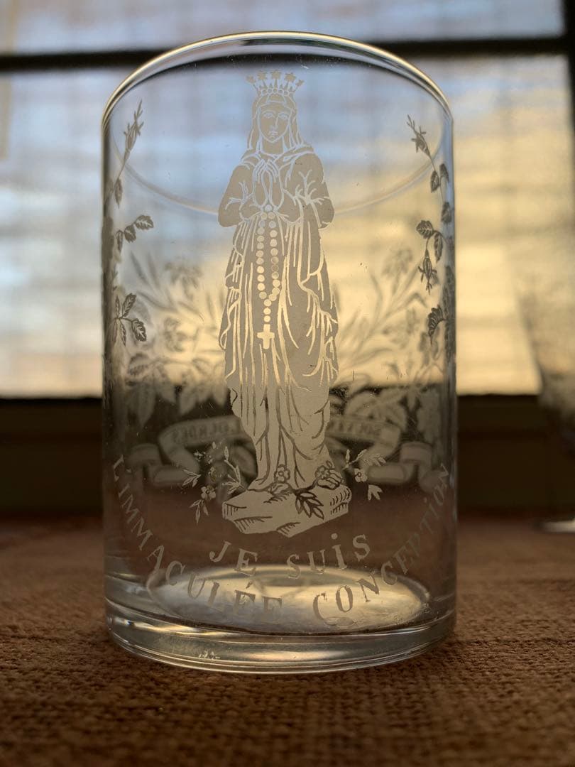 フランスアンティーク レアなマリア様が美しくカットされた素敵なグラス2個