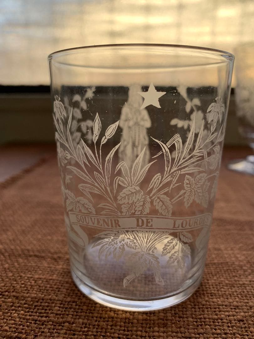 フランスアンティーク レアなマリア様が美しくカットされた素敵なグラス2個