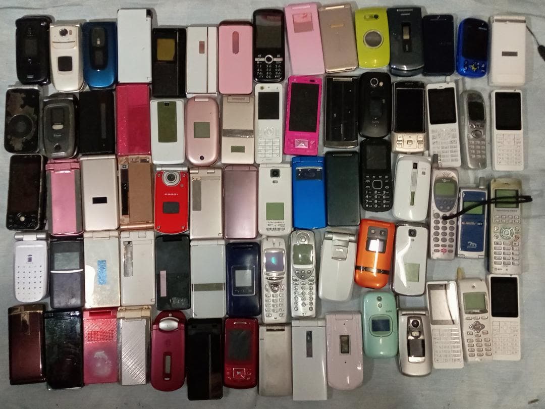 携帯電話 PHS ガラケー ジャンク品 大量 まとめ売り 73台 ドコモ au等