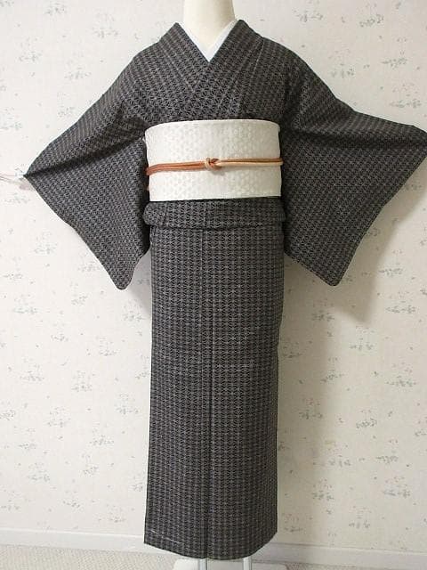 本場泥大島紬証明書：美品：七宝つなぎ模様：こげ茶：袷着物：しつけ糸