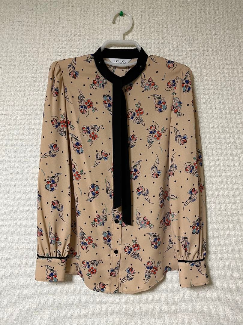 新品】ルルウィルビー ドットフラワーボウタイブラウス ベージュ