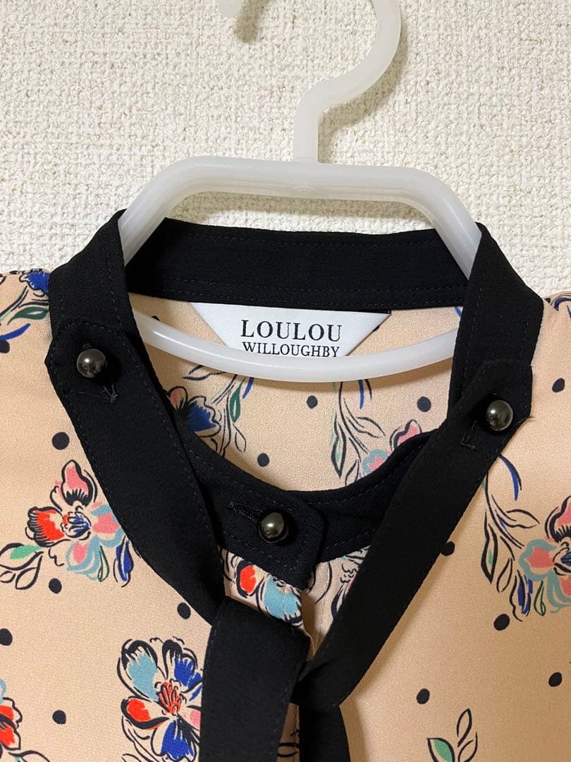 新品】ルルウィルビー ドットフラワーボウタイブラウス ベージュ