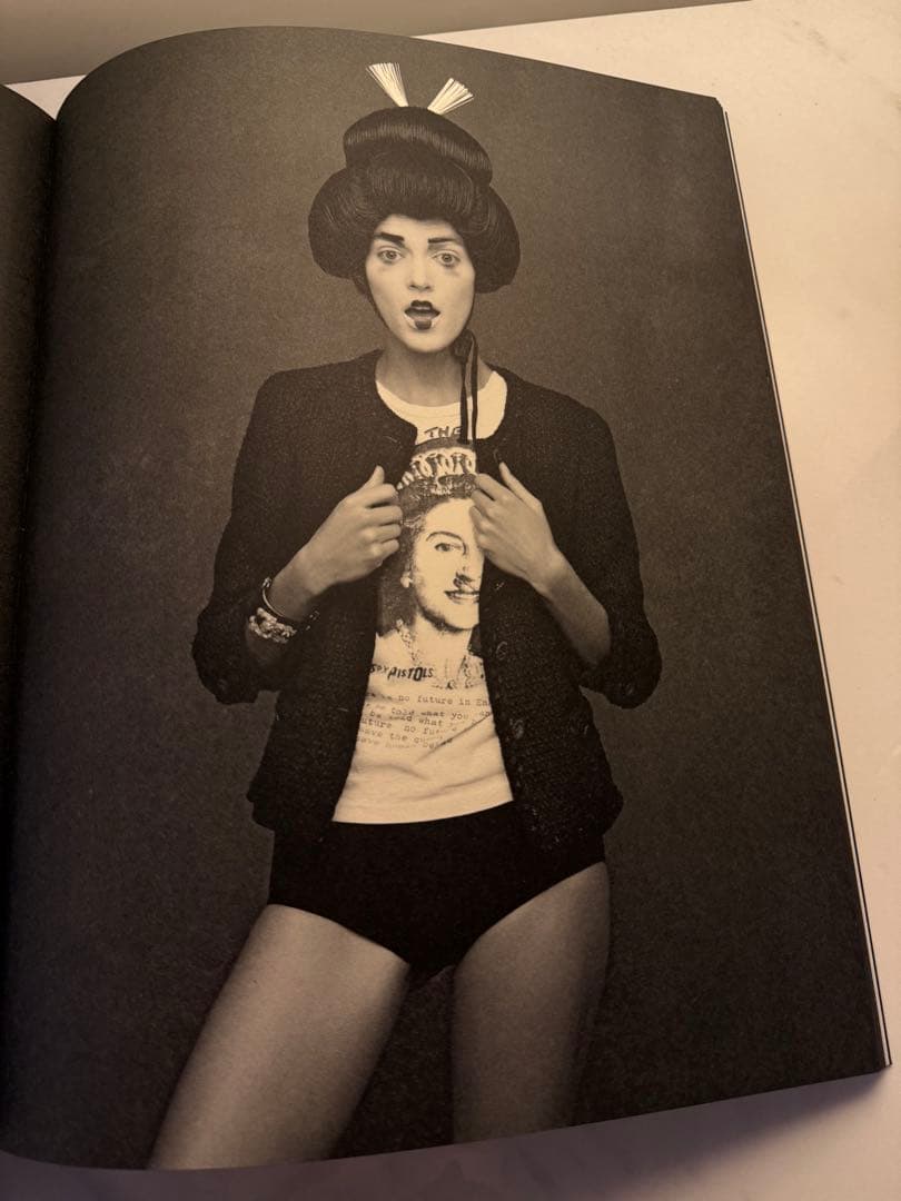 THE LITTLE BLACK JACKET 初版 2012年シャネル 写真集 - メルカリ