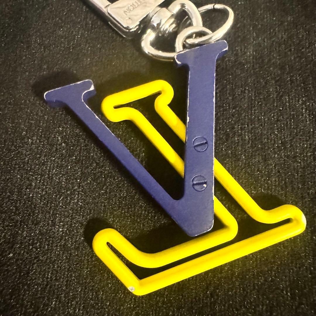 LOUIS VUITTON キーリング・キーホルダー ポルト クレ LVライン - メルカリ