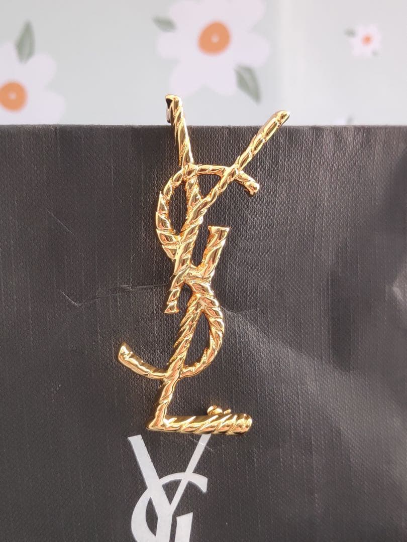 サンローラン　カサンドラロゴ オピウム ブローチ　ゴールド　超美品 SAINT LAURENT [在庫処分] サンローラン ブローチ カサンドラ YSL ロゴ