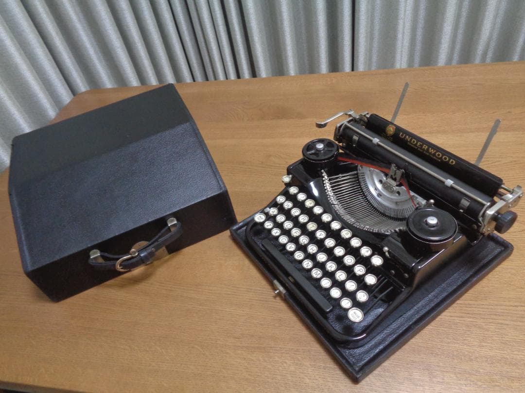 実働品　UNDERWOOD FOUR BANK タイプライター　ヴァイオレット