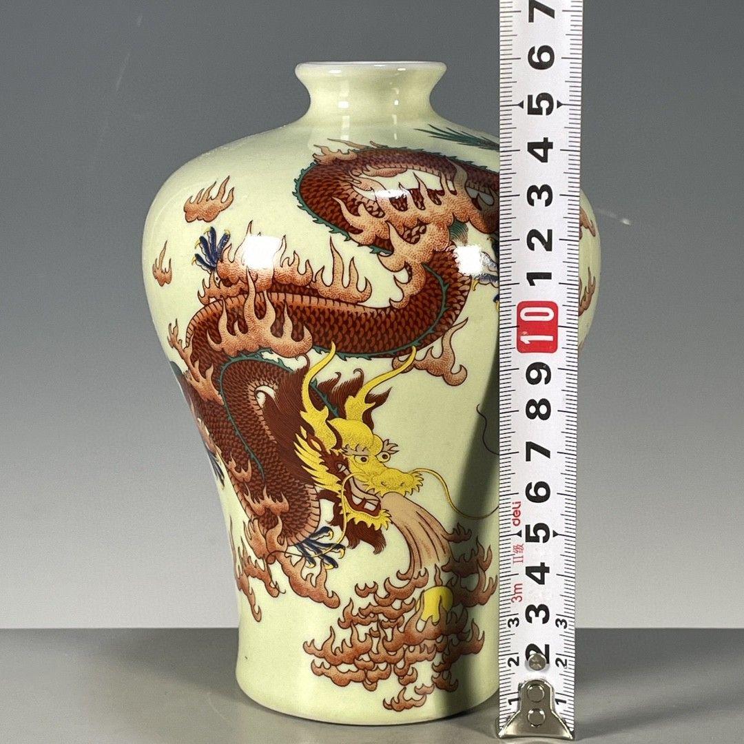 大明 嘉靖 青花五彩 雲龍紋 瓶 景徳鎮 花瓶 陶磁器 装飾品 美術品 置物