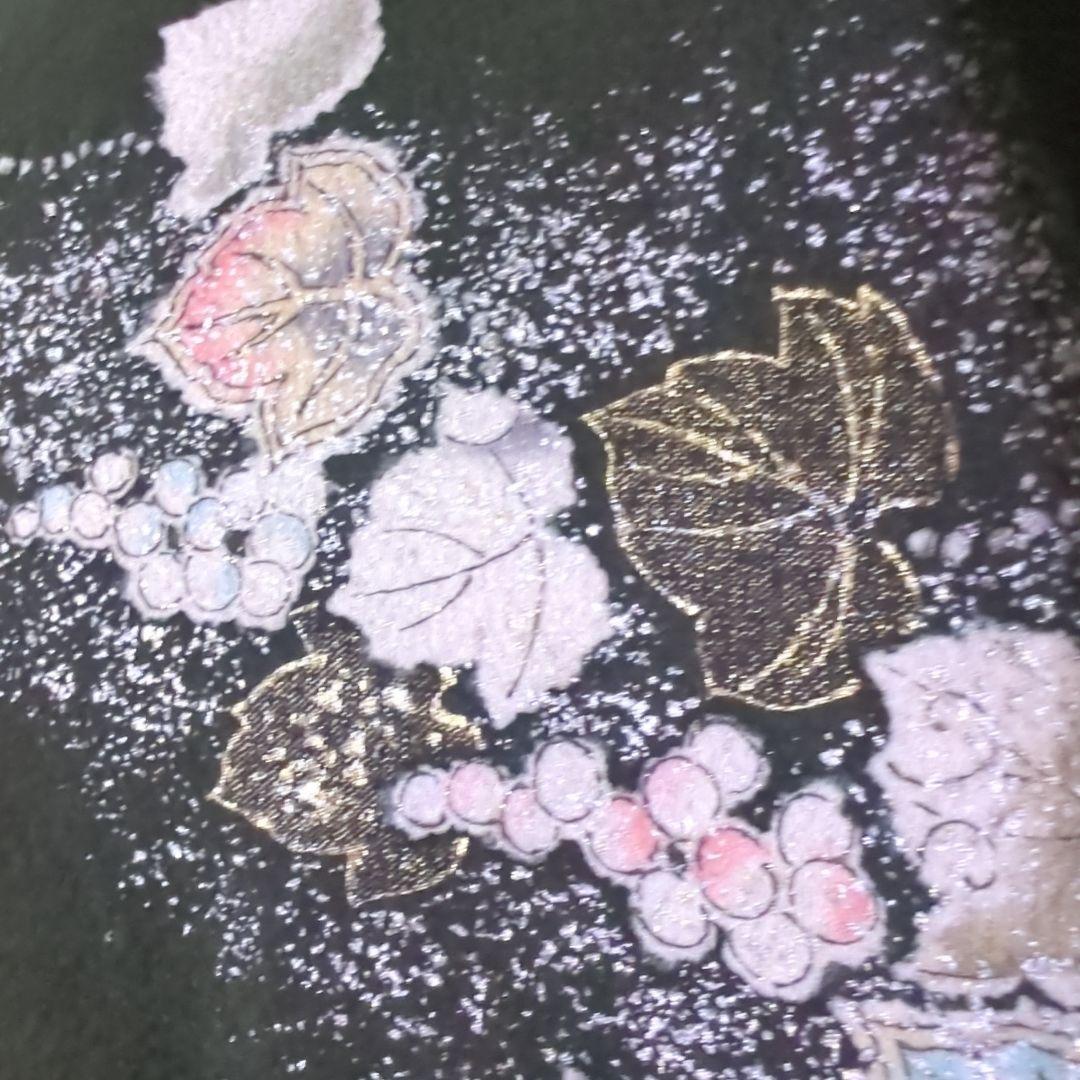 落款が入ります、青丹色の地に煌めく葡萄柄が繊細な