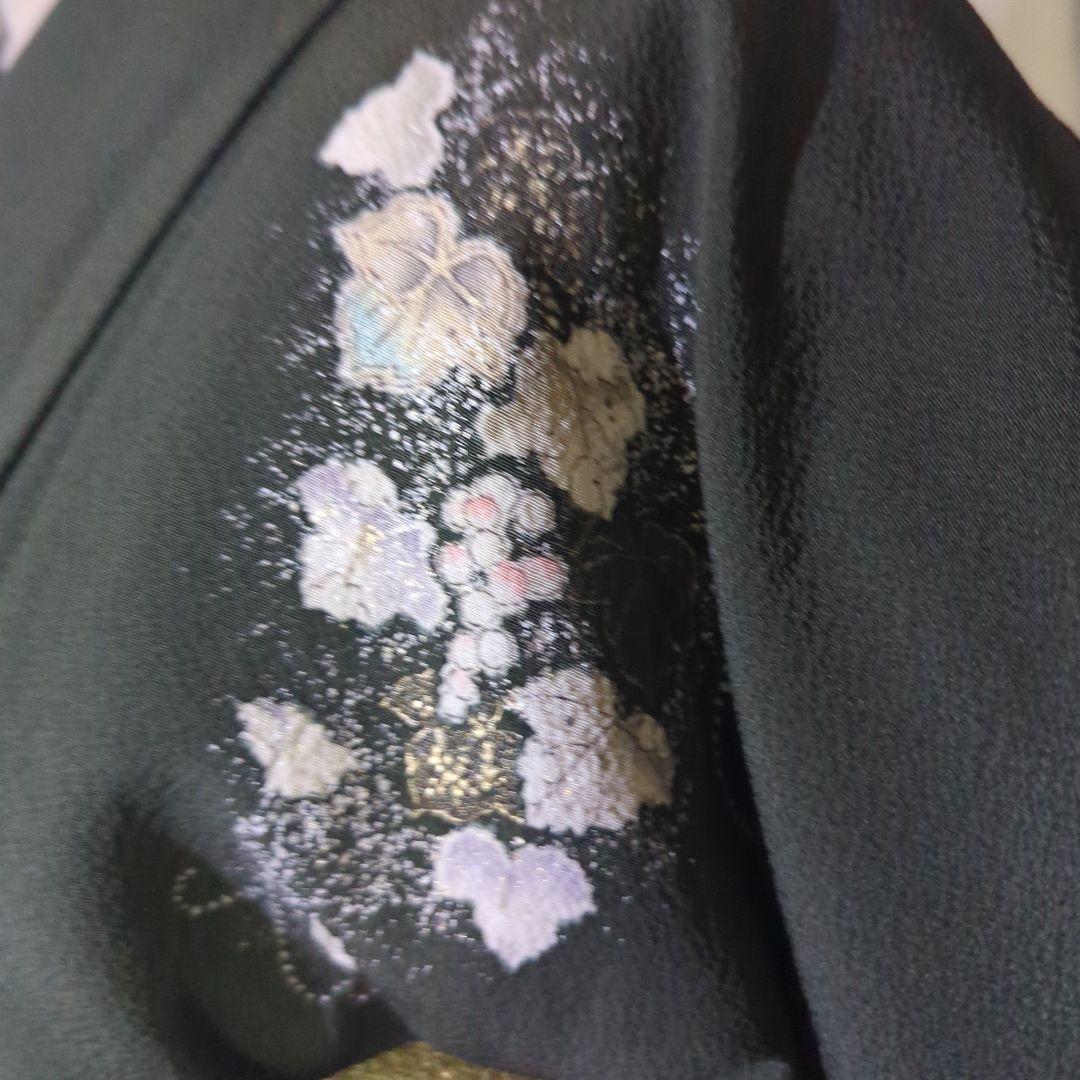 落款が入ります、青丹色の地に煌めく葡萄柄が繊細な