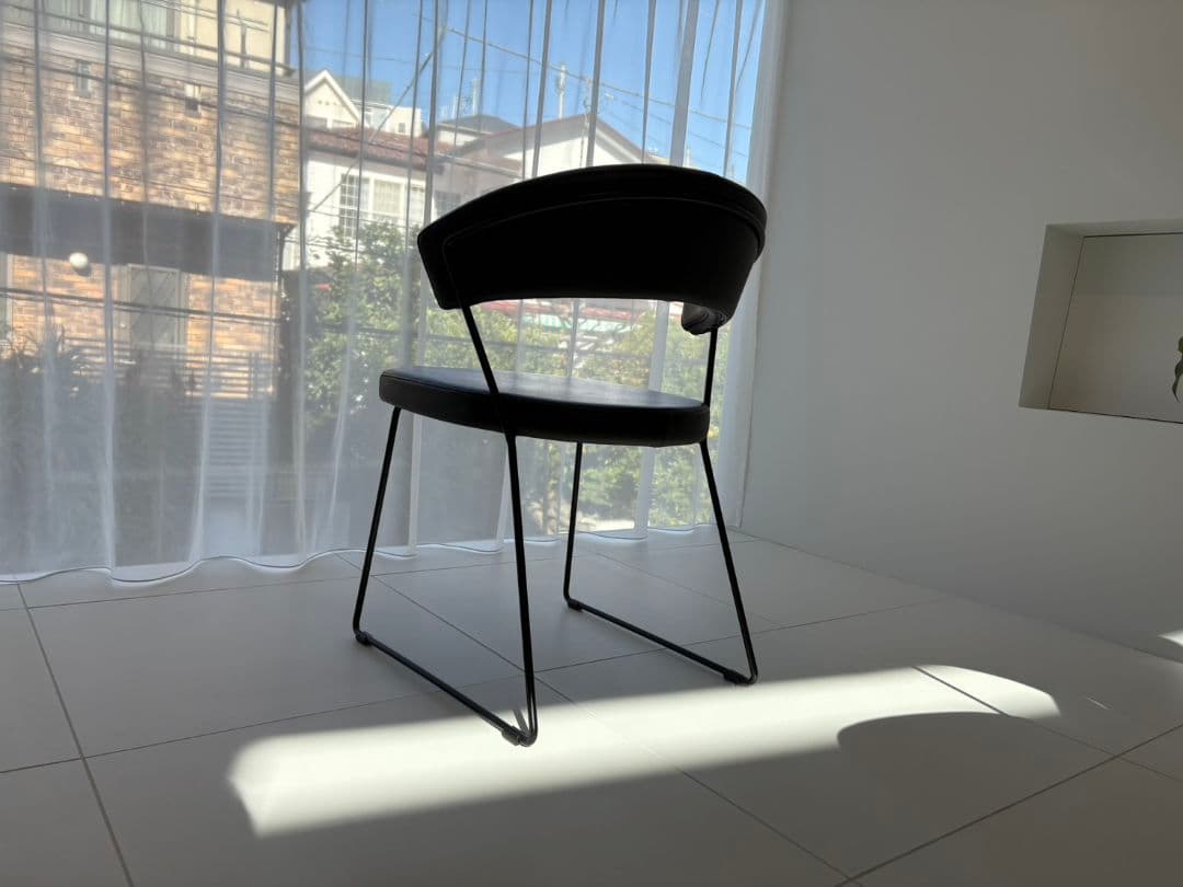 カリガリス ニューヨークチェア 黒 モダン ダイニングチェア マット