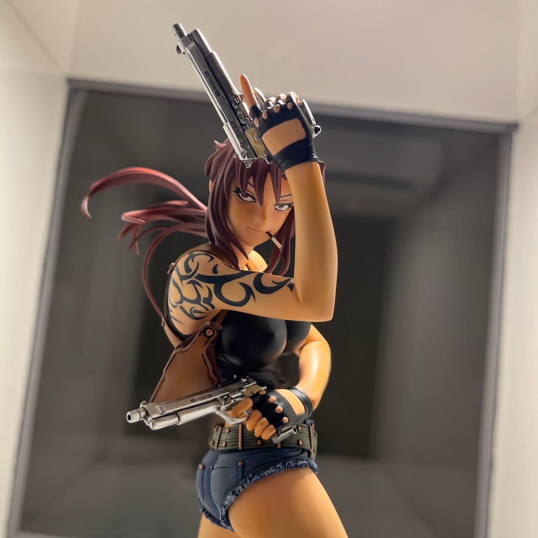 キャラグミン レヴィ ブラックラグーン 塗装完成品 アクリルケース付き