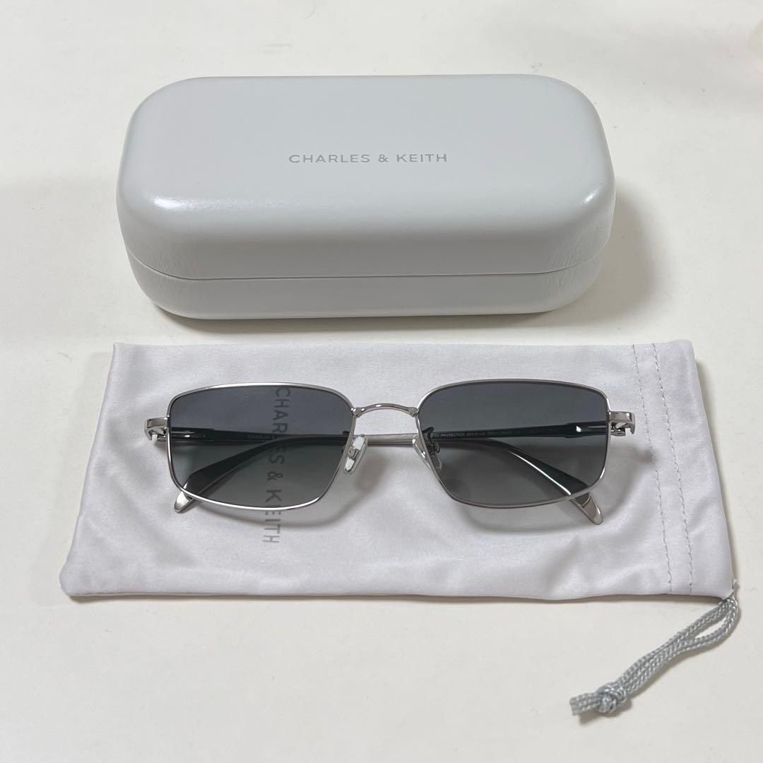 【美品】Charles and Keith サングラス CHARLES & KEITH オーバーサイズ サングラス 【再入荷】（Black） -靴