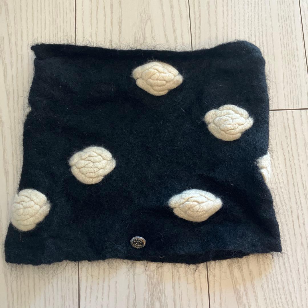 CHANEL ネックウォーマー 黒/白 ポンポンデザイン　カメリア CHANEL - シャネル カメリアリボンネックウォーマー&リストバンド3点