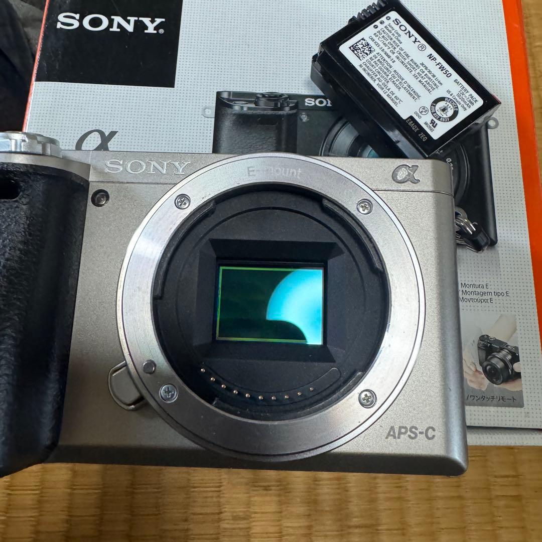 SONY α6000 シルバー Eマウントレンズ付き - メルカリ