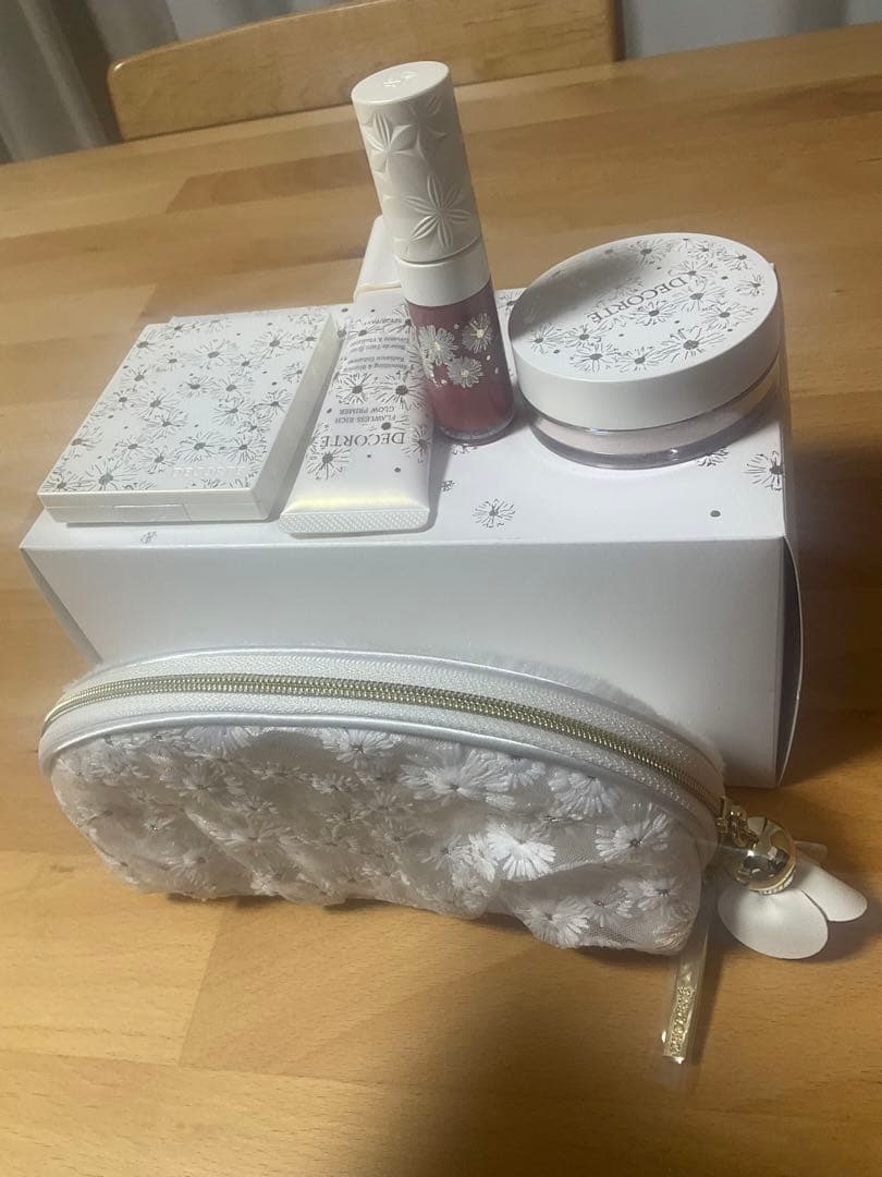 コスメデコルテホワイトプリスコレクション コスメデコルテ】ホリデー限定コフレ「ホワイトブリス コレクション