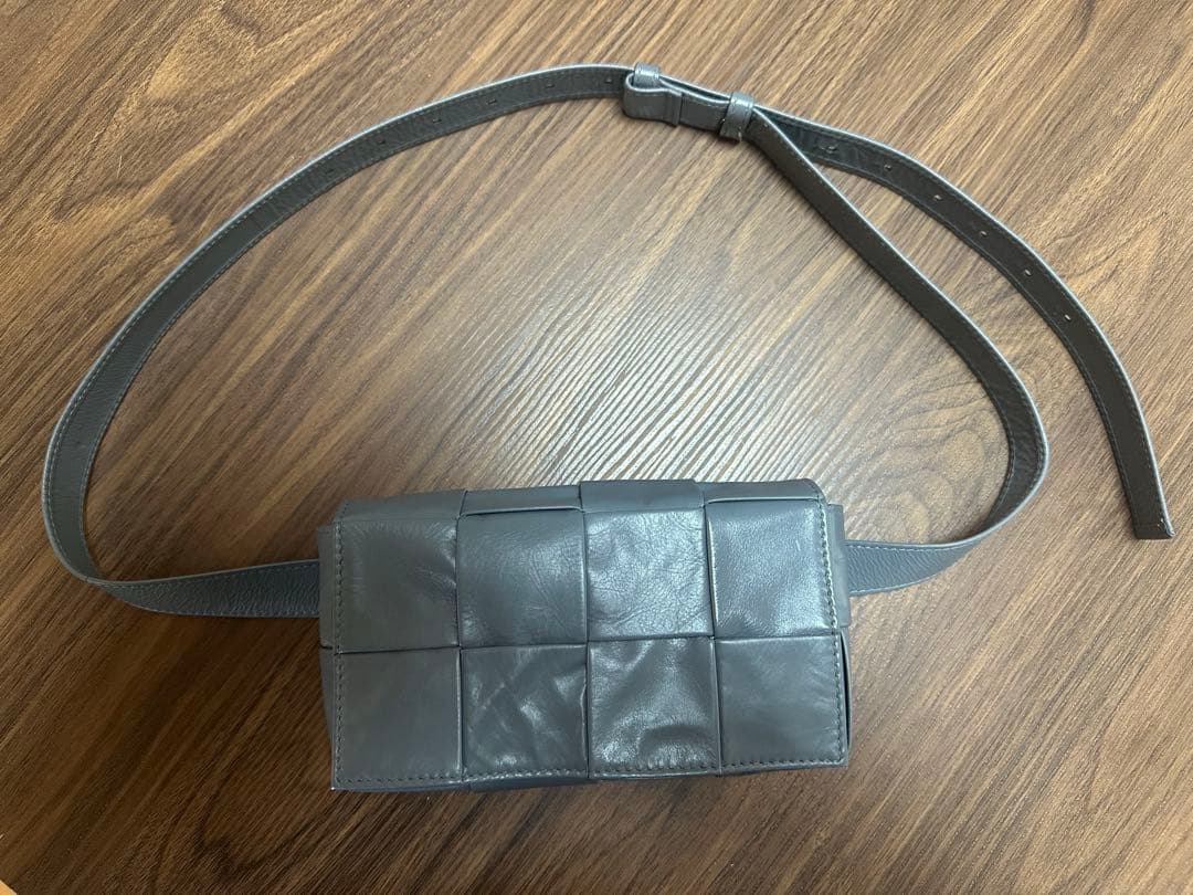 BOTTEGA VENETA グレー ボディバッグ BOTTEGA VENETA（ボッテガ・ヴェネタ） カセット スリングバッグ