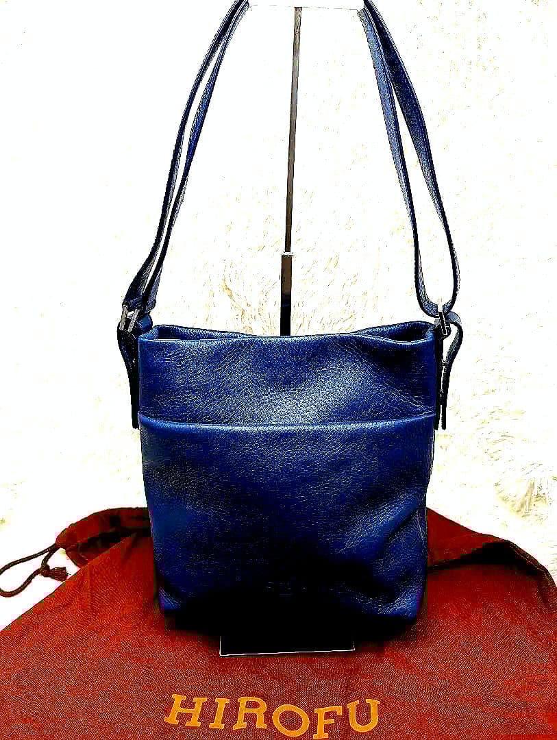 はな様●HIROFU（ヒロフ）のレザーショルダーバッグ　ネイビー HIROFU（ヒロフ） ショルダーバッグ バッグ 「ポルタ」レザー