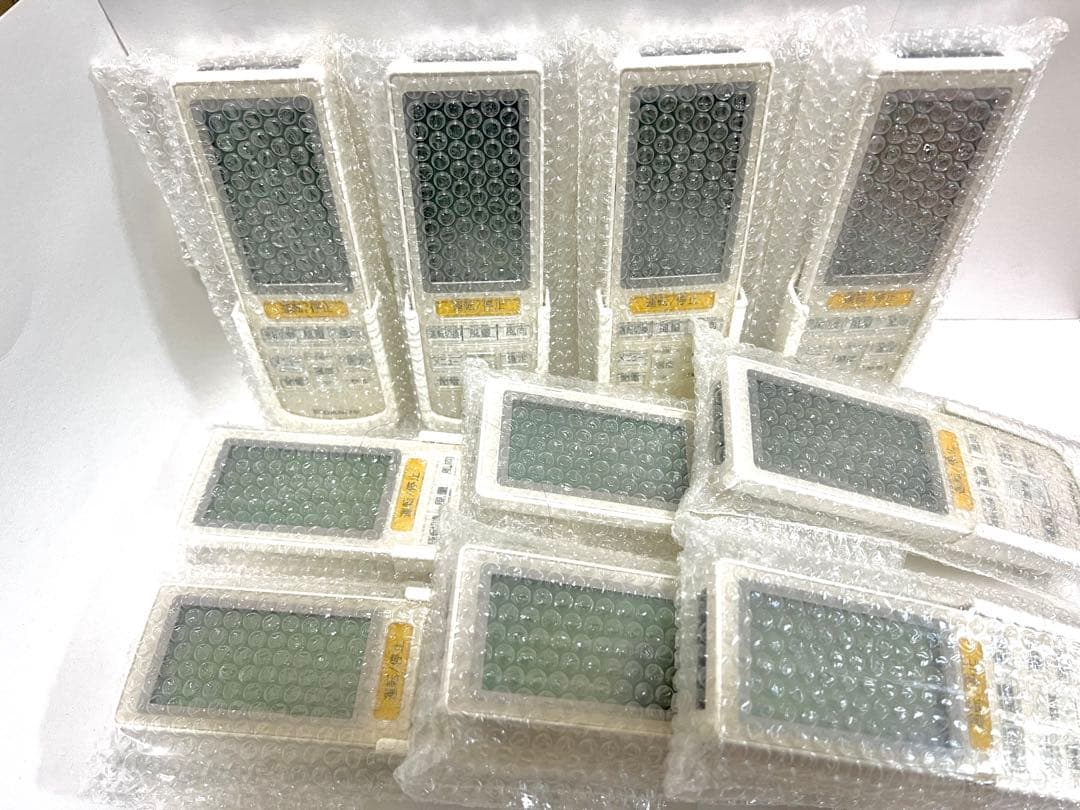 く*み様 【新品未使用】DAIKINエアコンリモコン　BRC4L101(10個セ ダイキン（DAIKIN） 送料無料/未使用 ◇ ワイヤレスリモコン BRC4L101