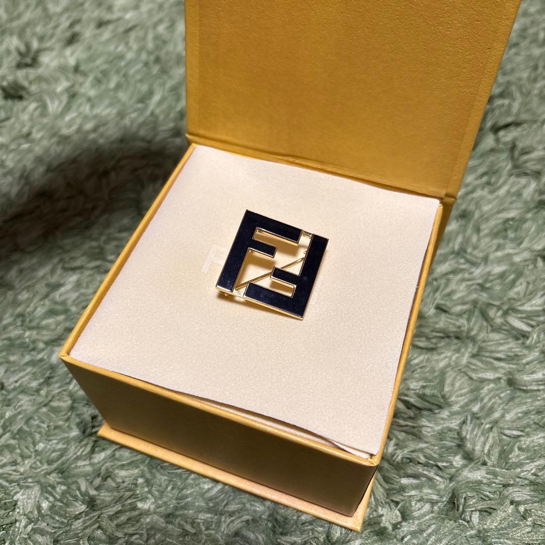 【期間限定お値下げ】フェンディ　ブローチ FENDI - FENDI フェンディ FFロゴ フォーエバー ブローチ ブラック
