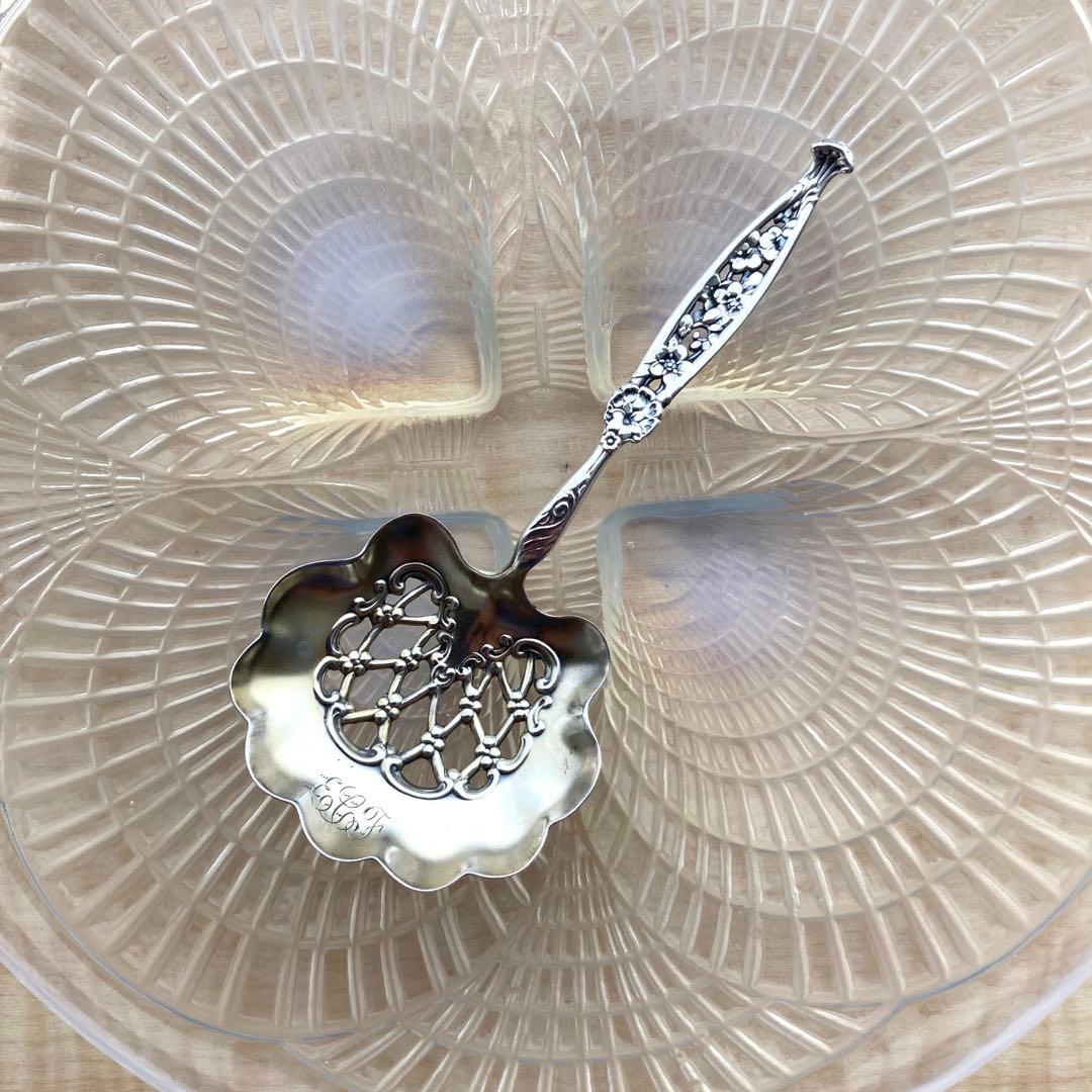 純銀　フラワー透かし　ナッツスプーン アンティーク 銀製シュガーシフタースプーン