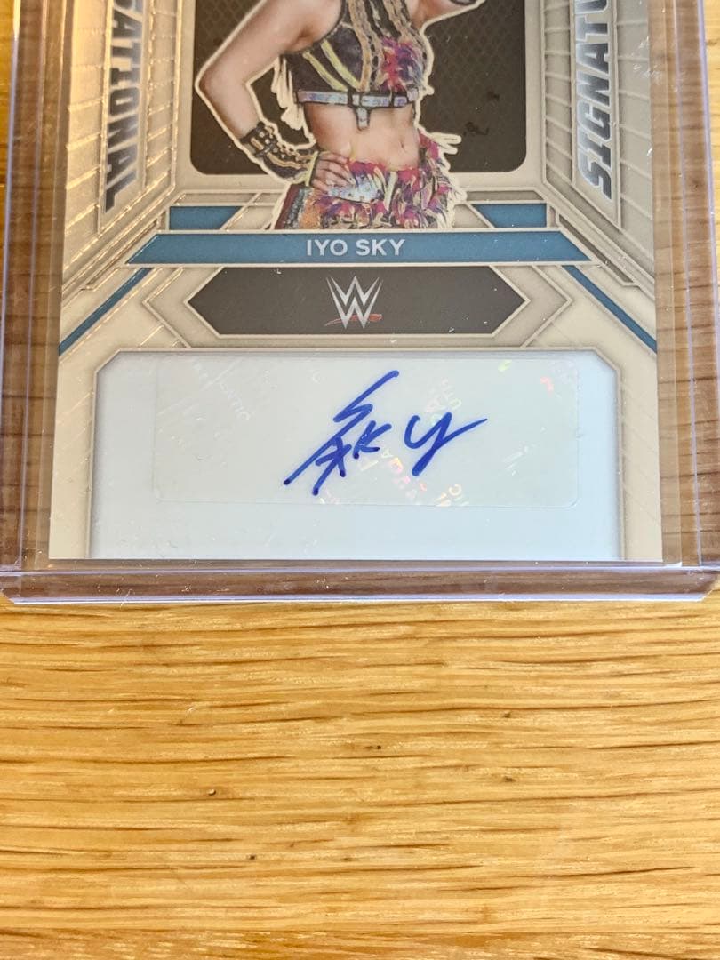 WWE イヨスカイ IYOSKY auto 直筆サイン入りカード - メルカリ