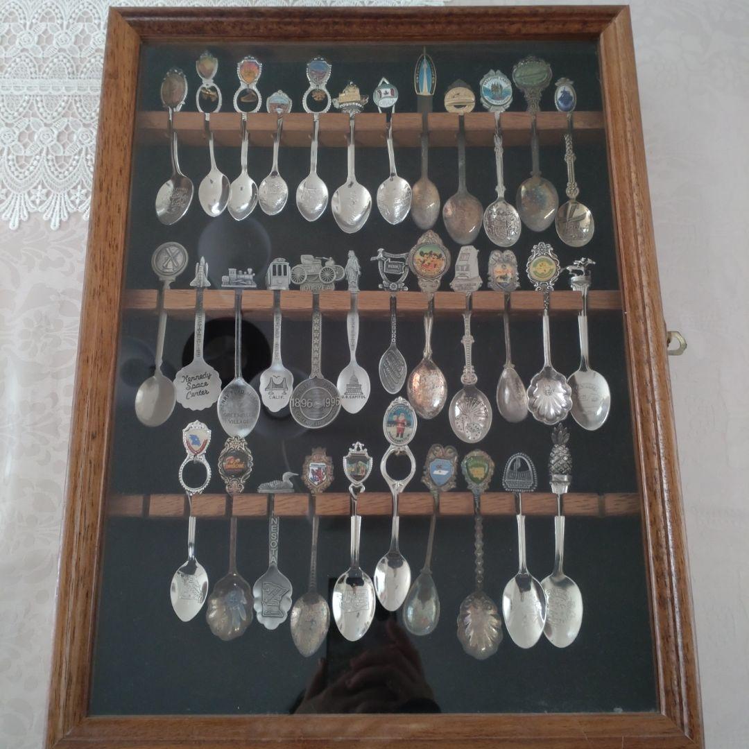 アメリカアンティーク　装飾スプーンコレクション 34本 木製ケース付き 旅行先で買い集めたスーベニアスプーン12本セット 木製ラック付き