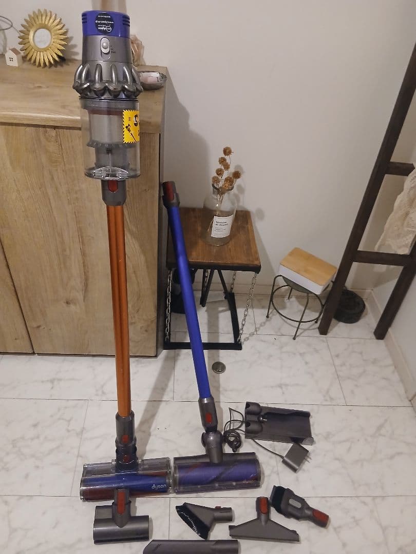 ダ*カ様 Dyson V10 SV12 壁掛け充電付 付属品多数 動作品 Dyson（ダイソン） 互換品 V10 SV12 バッテリー 交換用 壁掛け