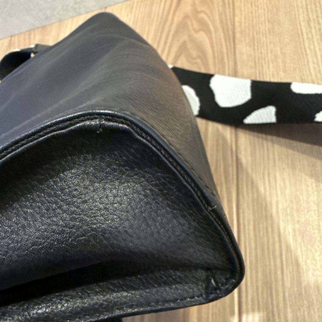 ear パピヨネ◾️本革 軽量470g ボディバッグ 黒 ドット柄ストラップ