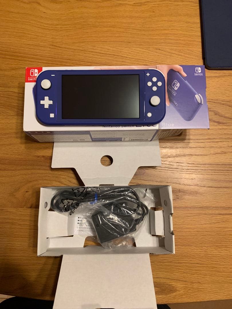 Nintendo Switch Lite 青 本体と充電器付き-Lilidia