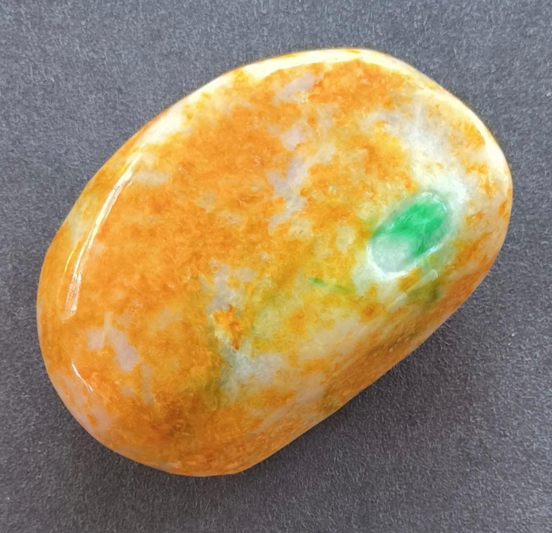 ミャンマー産本翡翠（ジェダイト）の原石（194ｇ） 本翡翠1.2cm球（穴開き鈴状）ミャンマー産【天然石】（ヒスイ輝石