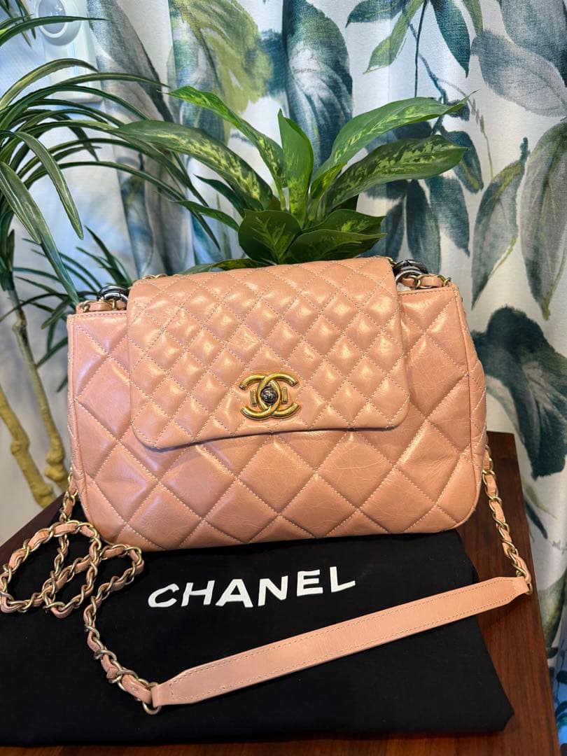 最終値下げ　美品⭐︎CHANEL ショルダーバッグ⭐︎斜めがけ　ベージュピンク ☆目をひくピンク☆CHANEL クラシックフラップバック (CHANEL