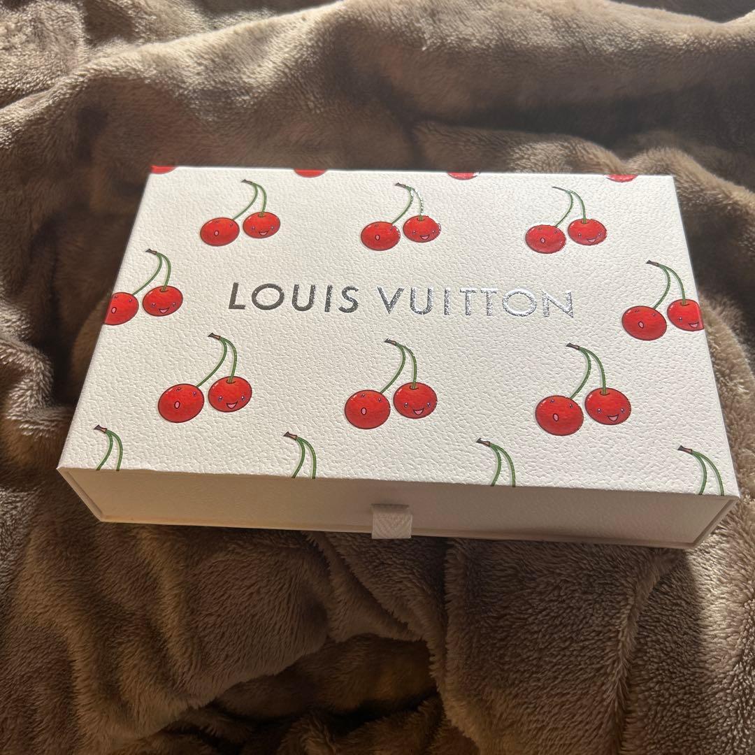 ヴィトン　チェリー　箱　ラッピング ルイ·ヴィトン】「LOUIS VUITTON × MURAKAMI」の第2章「チェリー