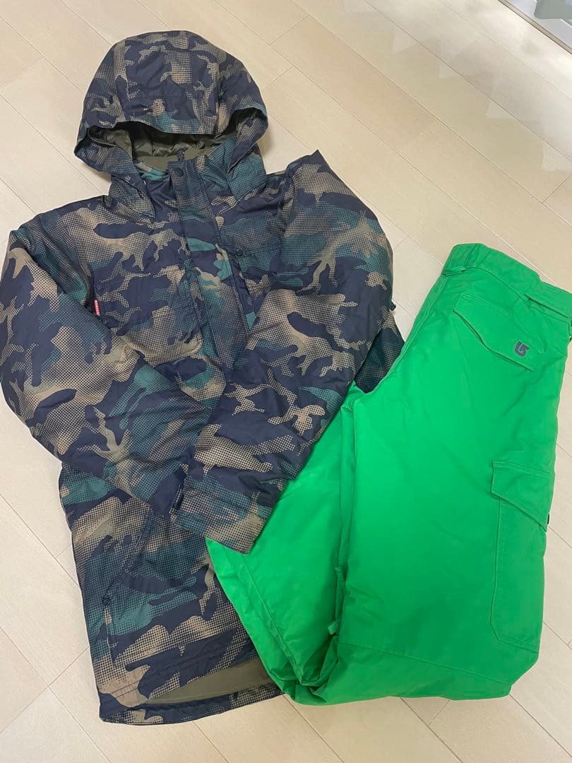 バートン　キッズ　迷彩フード付きウェアと緑色パンツセット バートン キッズ 迷彩フード付きウェアと緑色パンツセット