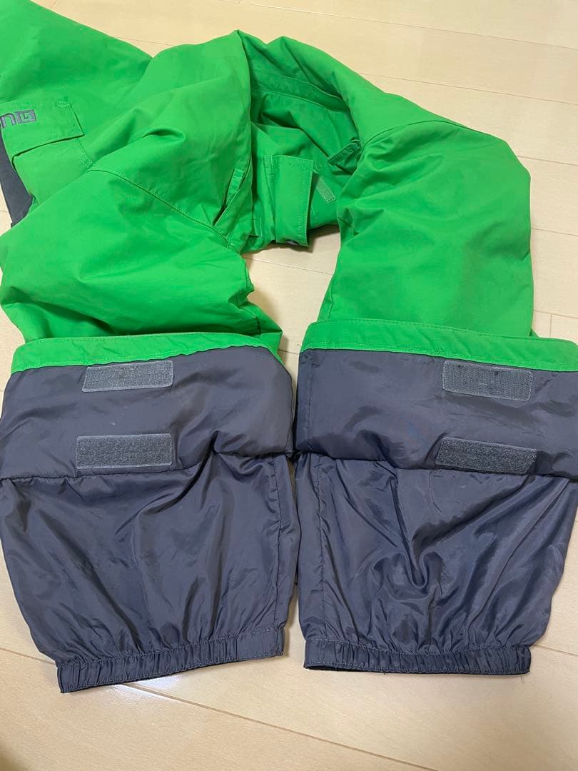 バートン キッズ 迷彩フード付きウェアと緑色パンツセット