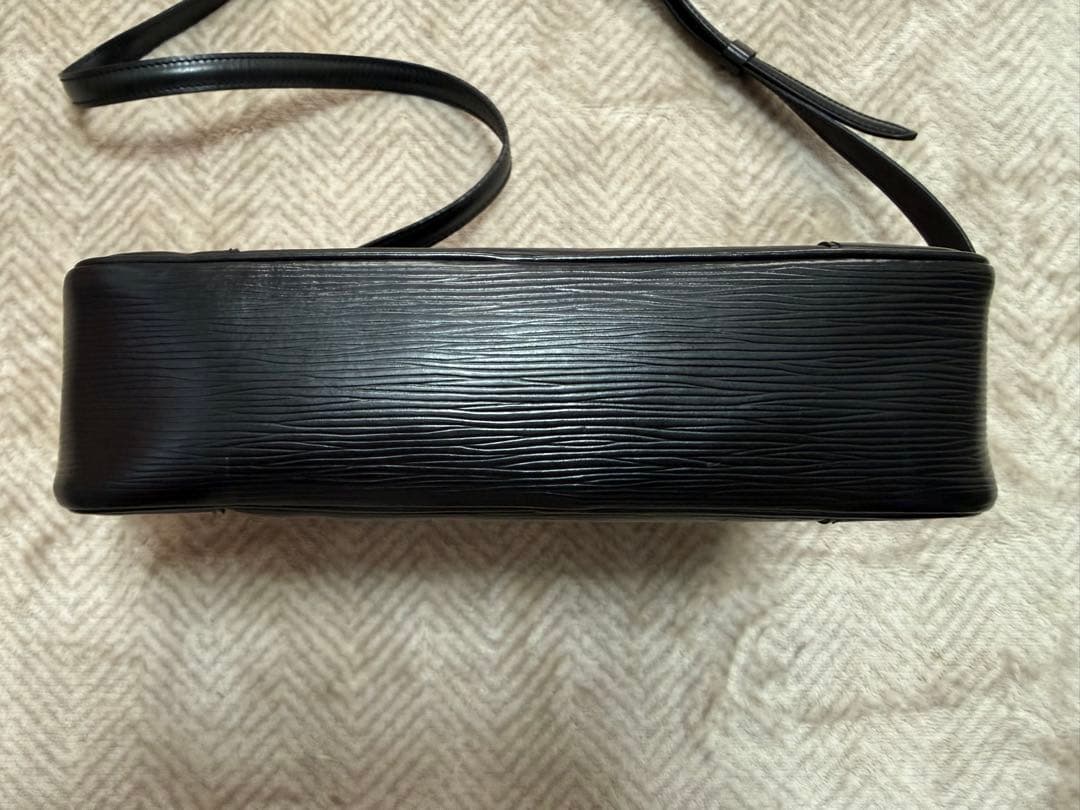 ルイヴィトン LOUIS VUITTON トロカデロ エピ ノワール 斜め掛け