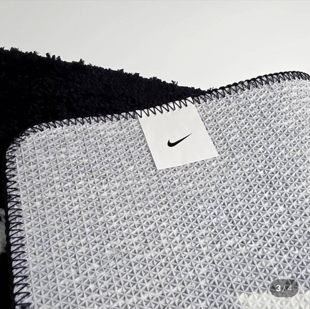 NIKE ロゴ ラグ カーペット - メルカリ