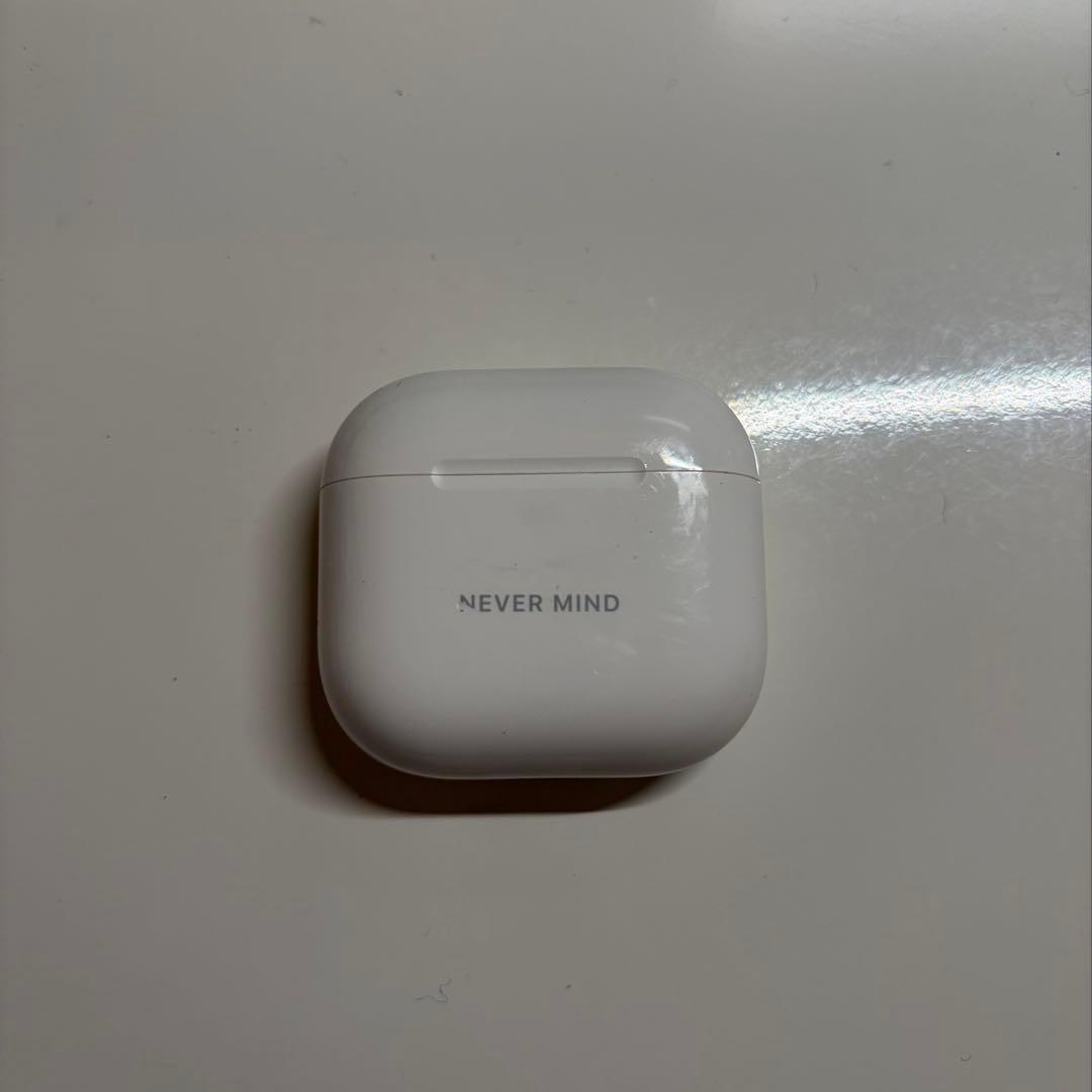 AirPods4（ANC）刻印あり Apple、中国や台湾などで蛇の絵文字を刻印した限定デザインの｢AirPods
