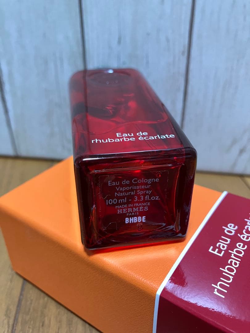 香水　オー デ コロン 《オードゥ ルバーブ エカルラット》