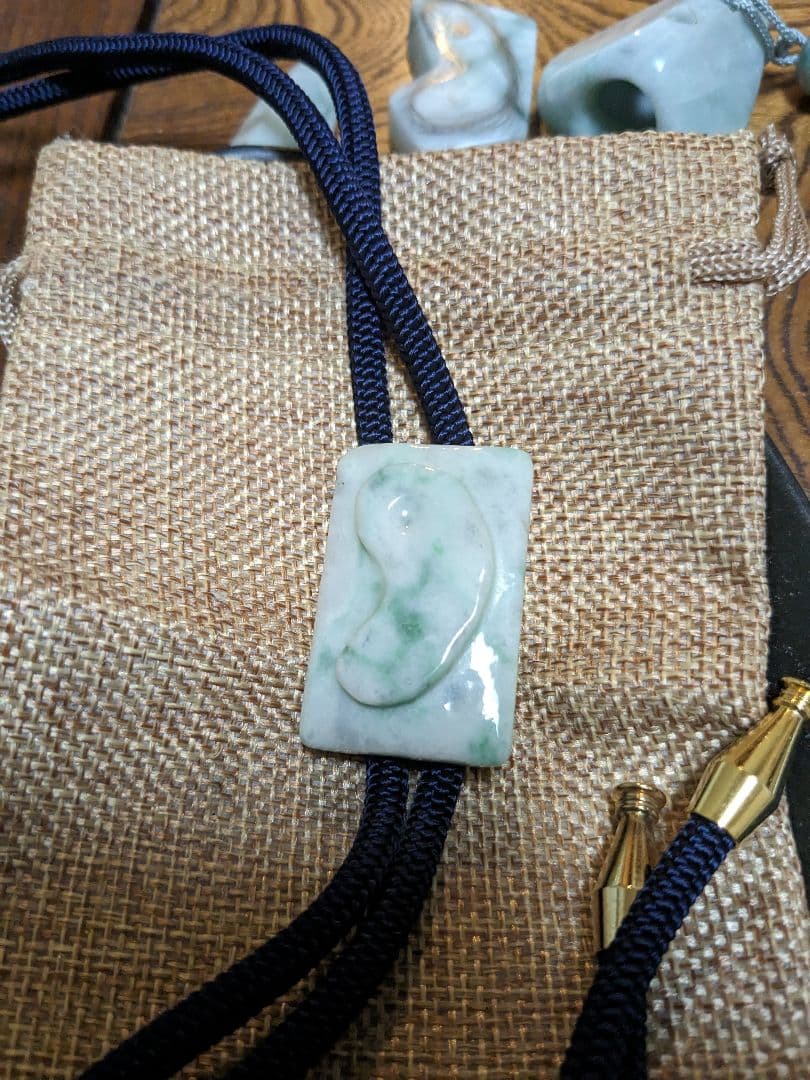 糸魚川翡翠♦勾玉浮かし彫りループタイ 糸魚川翡翠ループタイRP0059 豊翠 作 糸魚川 ひすい ループタイ 魔除け