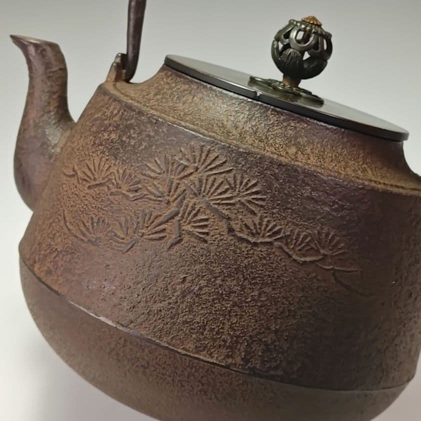 ウ309 鉄瓶『釜師 佐藤浄清造』『肩衝松地紋 鉄瓶 共箱』茶道具 急須