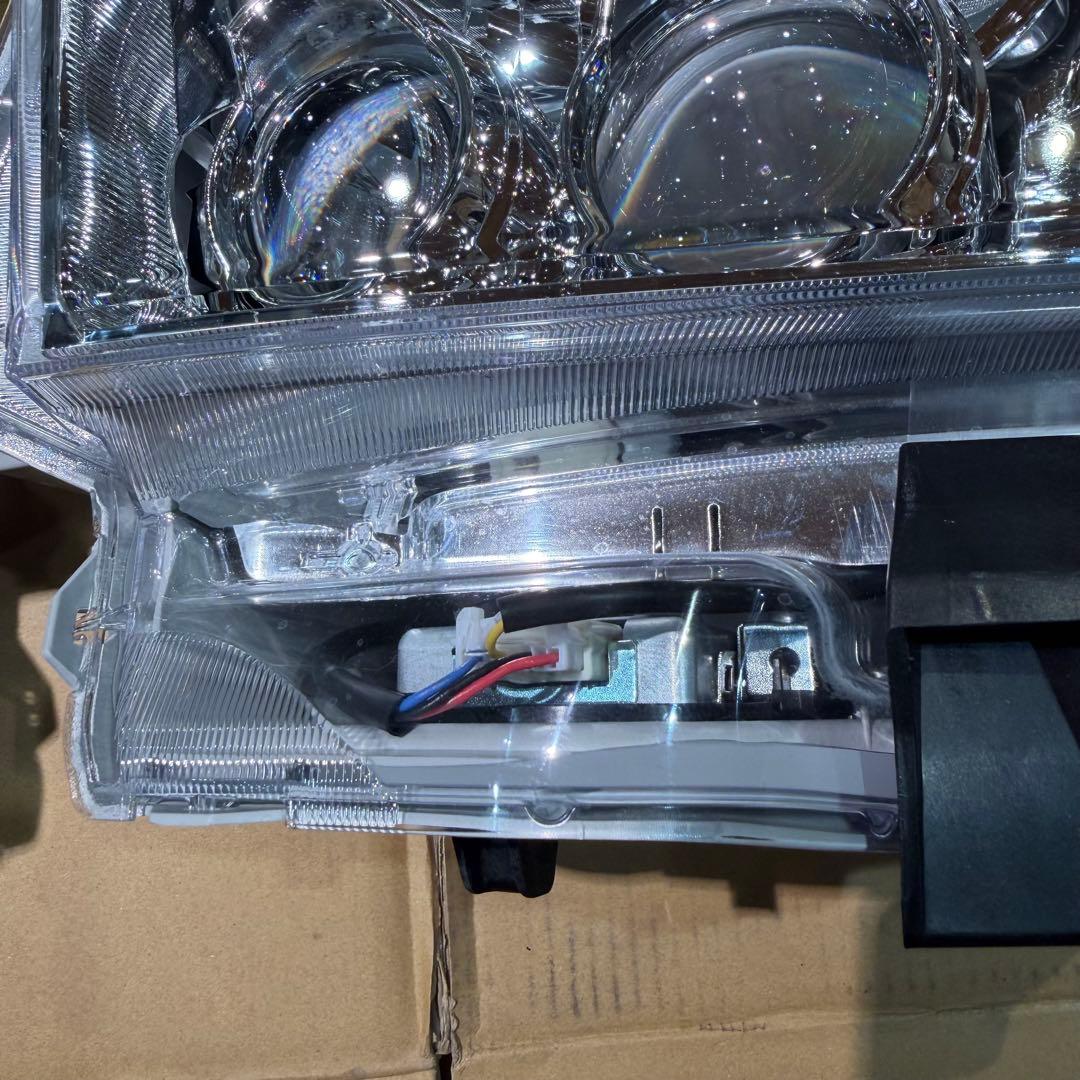 新品未使用【ハイエース】200系8型 純正LEDヘッドライト左右 新車外し