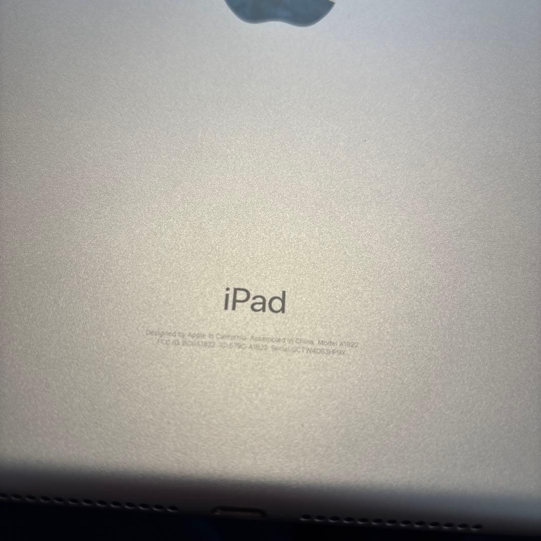 Apple iPad (第5世代) シルバー A1822 - メルカリ